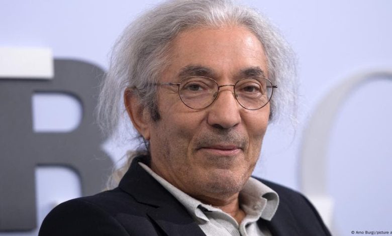 معارض جزائري لنظام الكابرانات: “ستطلقون سراح بوعلام صنصال وأنتم أذل من الكلاب”