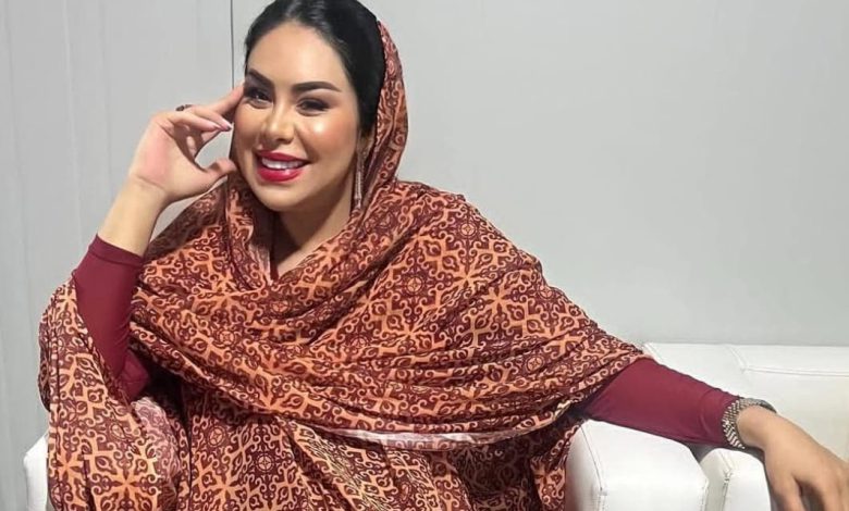 نجاة الرجوي تتألق بالملحفة الصحراوية في موسم طانطان وتخطف الأنظار – صورة