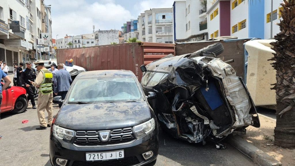 حادث خطير بالبيضاء.. شاحنة تدهس سيارات وتسقط عددا من الضحايا -فيديو