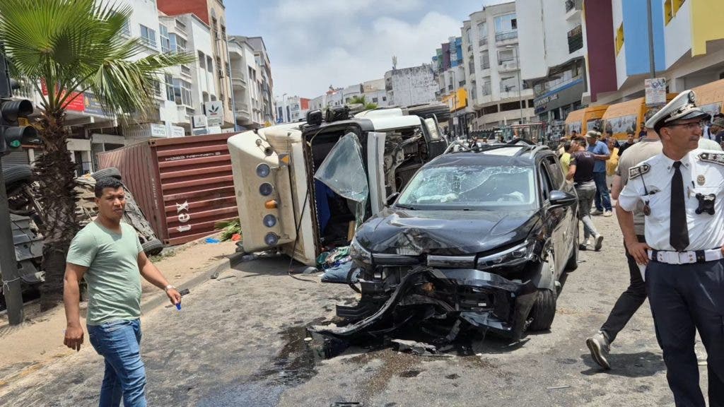 حادث خطير بالبيضاء.. شاحنة تدهس سيارات وتسقط عددا من الضحايا -فيديو