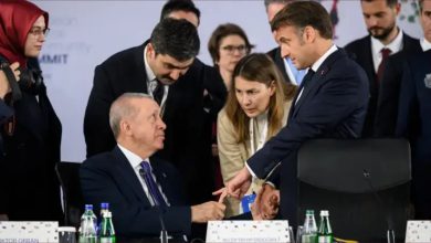 أردوغان يحرج ماكرون بـ فخ الأصابع” (فيديو)