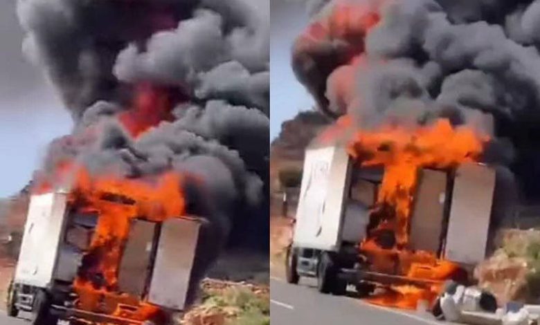 النيران تلتهم شاحنة لنقل الإرساليات على الطريق السريع تيزنيت – الداخلة