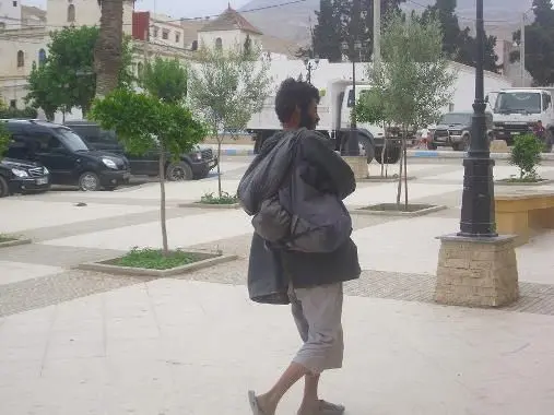 انتشار مجموعة من المختلين عقلياً يثير الفوضى في شوارع الناظور