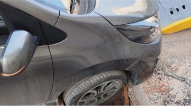 سقوط سيارة في حفرة بتازة بسبب غياب التشوير يجر مجلس الجماعة إلى القضاء