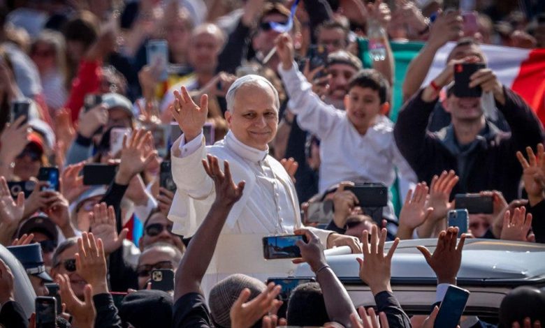 موكب ليو الرابع عشر يجوب ساحة القديس بطرس قبل مراسم تنصيبه