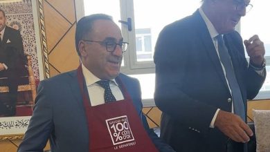 جدل وسخرية بعد إهداء رئيس وفد فرنسي “طابلية مطبخ” لرئيس عمالة طنجة-أصيلة – صورة