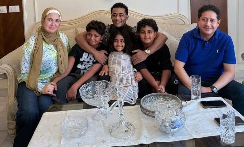 محمد رمضان يُنهي الجدل ويُعلن الصلح مع عائلة الطفل “عمر”: “علي وعمر إخوات”