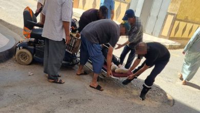 العيون سيدي ملوك .. سقوط شخص من ذوي الاحتياجات الخاصة في حفرة يثير غضب الساكنة