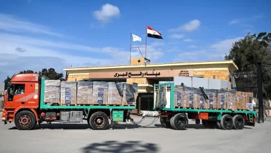 مصر تبدأ إدخال المساعدات إلى غزة وإسرائيل تعلّق عملياتها موقتاً لتسهيل الإغاثة