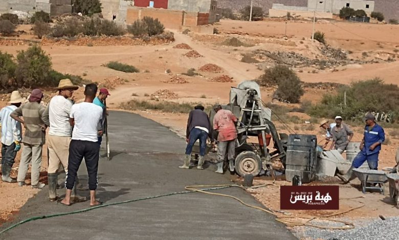 تزنيت.. ساكنة دوار إيدودير بسيدي بوعبدلي تعبد الطريق بنفسها دون إنتظار المسؤولين
