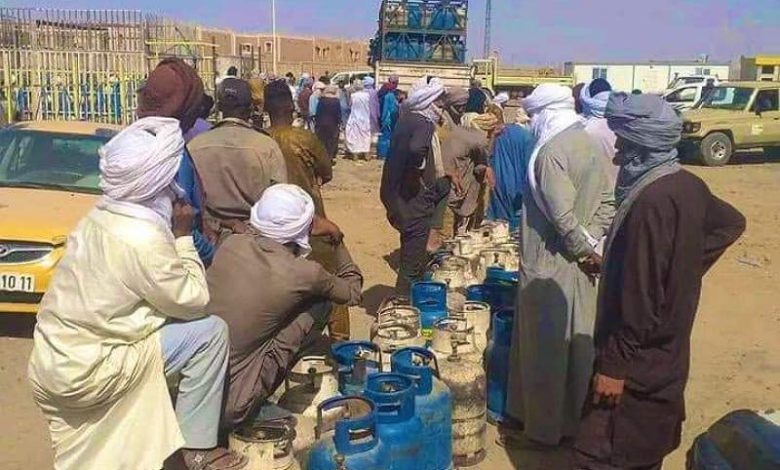 طرقات محطمة طوابير مازوط وكهرباء مقطوعة.. سكان تمنراست ينتفضون ضد النظام الجزائري