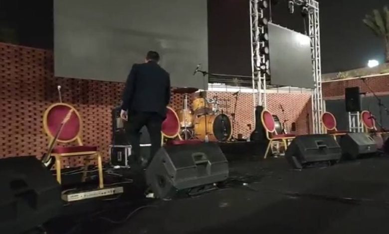 فوضى عارمة في حفل فني بأكادير.. وباعزية تؤكد: “منظم الحفل خذا الفلوس وهرب للمطار”